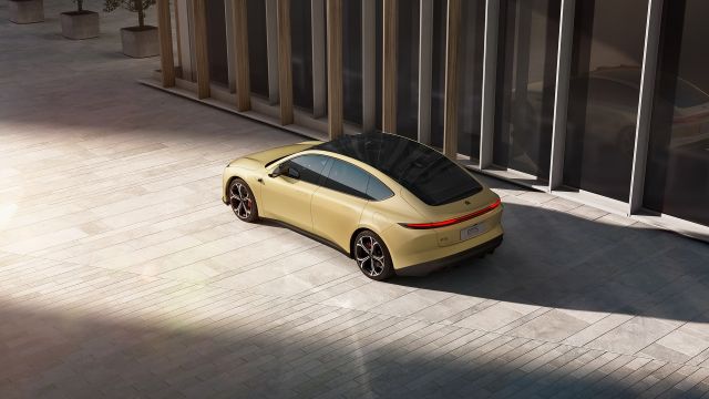 Nio се цели в Tesla Model 3 с нов модел с 1000км пробег