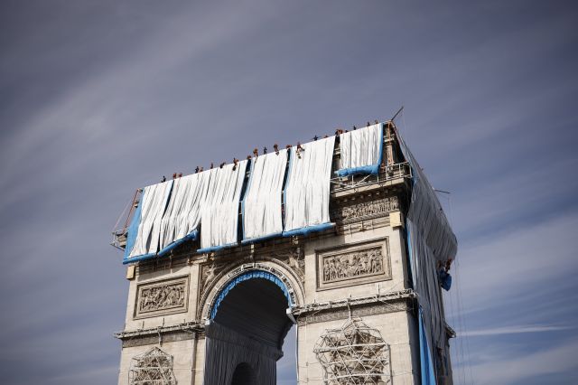 Алпинисти опаковаха Триумфалната арка (СНИМКИ)
