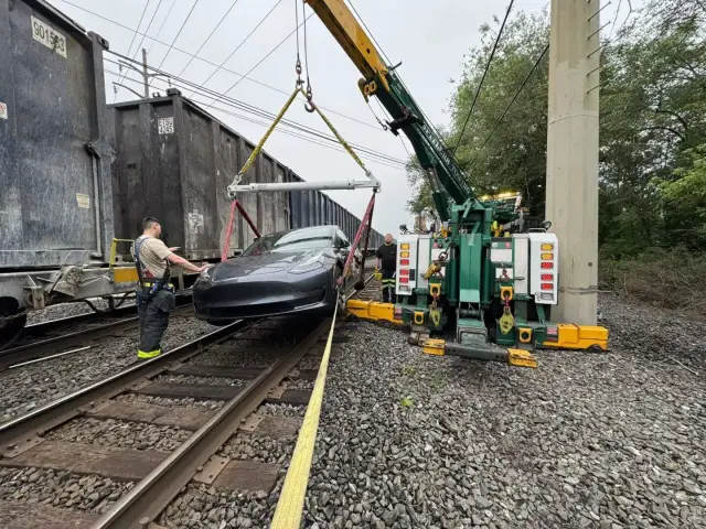 Шофьор на Tesla упреква автопилота, че колата му се е движила по релси 