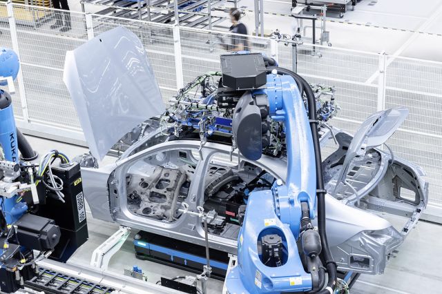 Mercedes спря производството на S-Klasse, E-Klasse и EQS