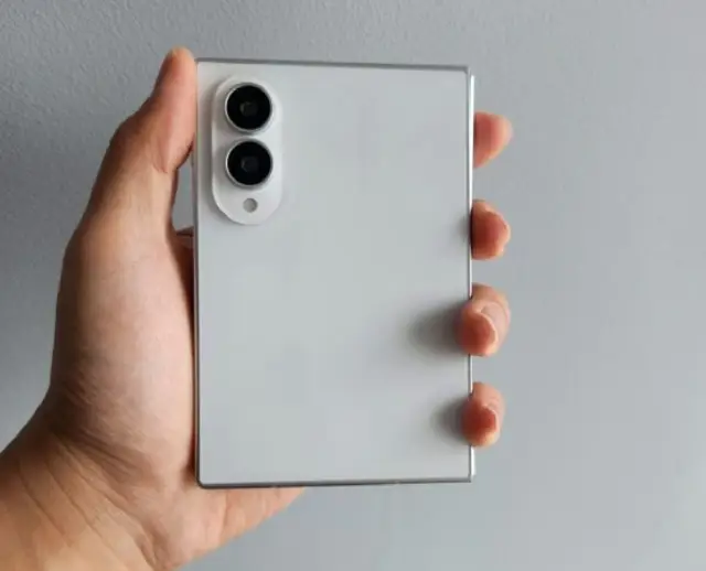 Първи фотоси и ново име за " необятния " сгъваем Samsung Z Fold8