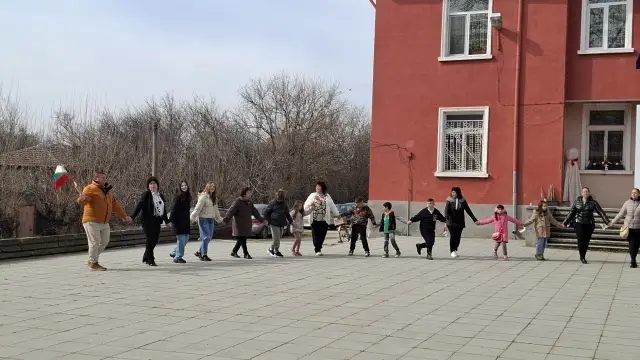 В село Бяла Река отпразнуваха 3 март с поезия и минута мълчание | ФАКТИ.БГ В село Бяла Река отпразнуваха 3 март с поезия и минута мълчание