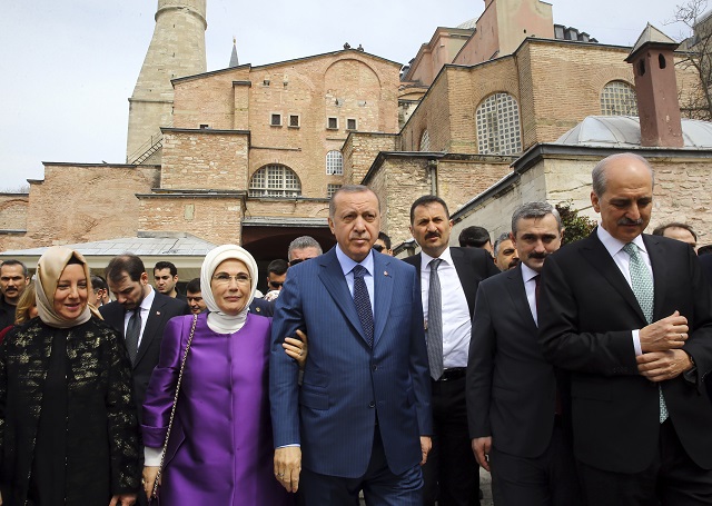 Ердоган рецитира Корана в Света София (СНИМКИ)