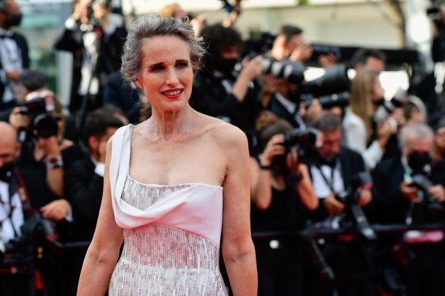  Анди Макдауъл сподели блестящи сиви коси на аления килим в Кан (СНИМКИ) 