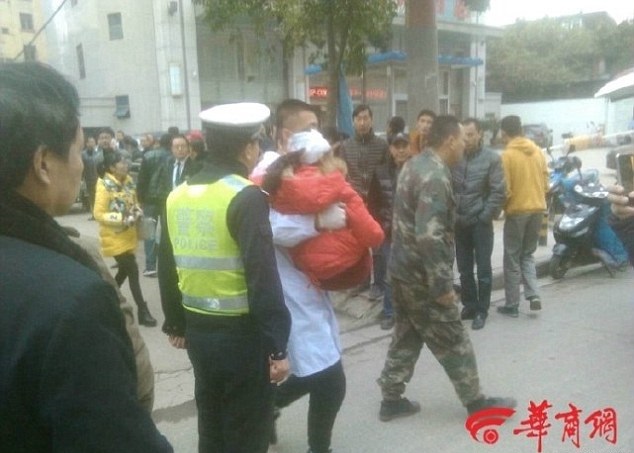 Мъж с брадва рани 7 деца в Китай