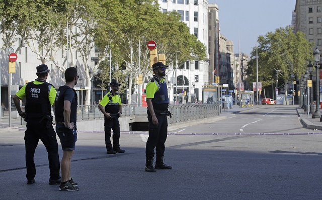 Терор в Барселона. Микробус се вряза в тълпа в центъра на града (ВИДЕО+СНИМКИ)