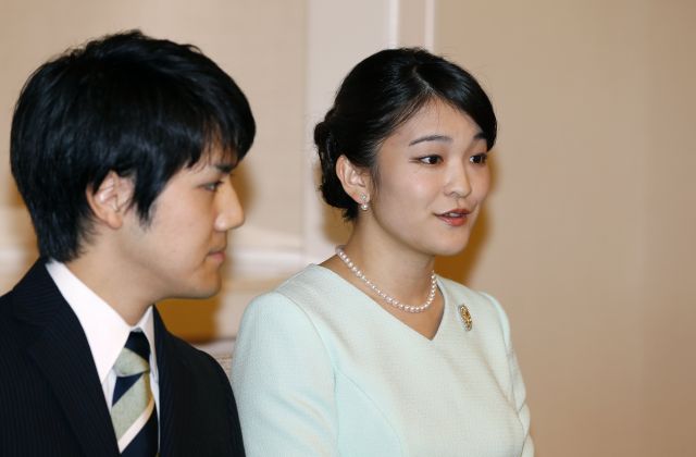  Японска принцеса се омъжва за човек от простолюдието, губи купата си 