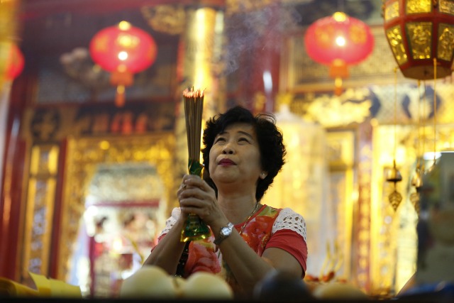 Китай отбелязва годината на огнения петел (СНИМКИ)