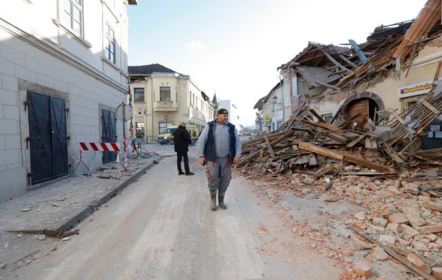 Последствията от опустошително земетресение (СНИМКИ)