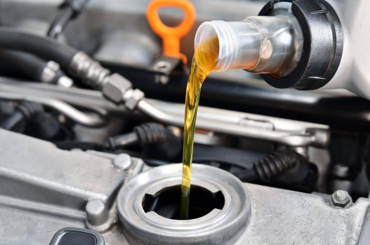 Как се проверява маслото в двигателя?