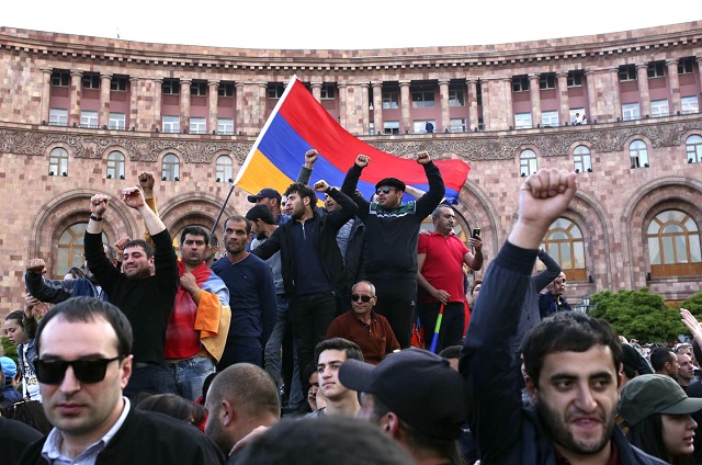 В Армения: Революцията продължава