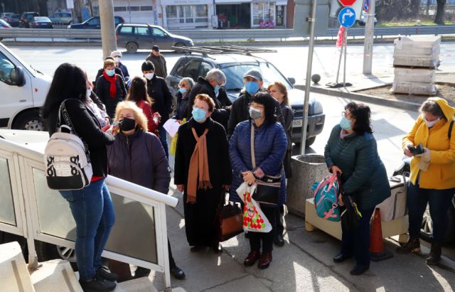 София: лекари чакат ваксини пред РЗИ с хладилни чанти