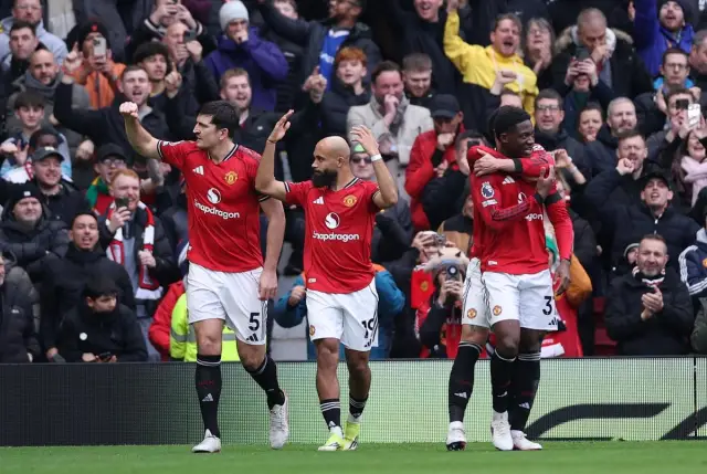 Четвърти следващ триумф Ман Юнайтед при Карик, червен картон на Ромеро улесни пропадането на Тотнъм