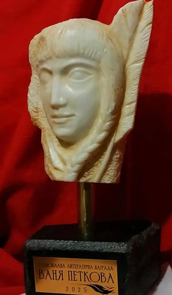 Стихотворение на Ваня Петкова изписаха на стената в читалището на с. Бяла Река