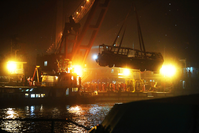 Ужасен инцидент в Китай! Бус излетя от мост (ВИДЕО)