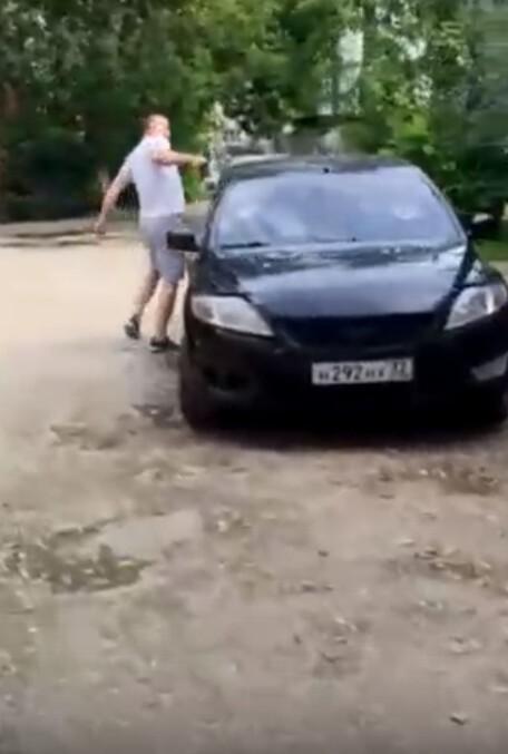  Мъж преби две дами и изпотроши колата им с чук поради погрешно паркиране (ВИДЕО) 