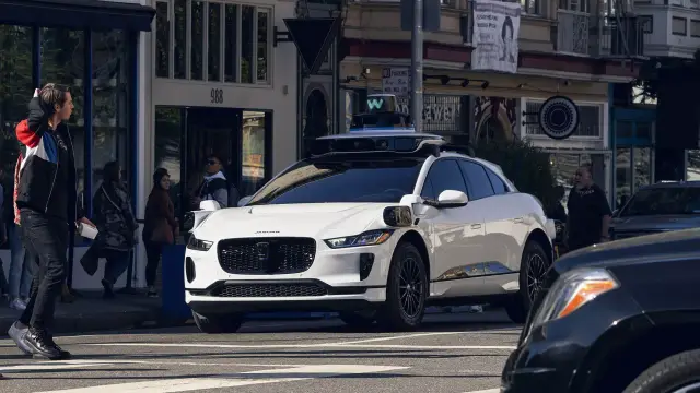 Близо 600 санкции за паркиране са получили самостоятелните таксита на Waymo