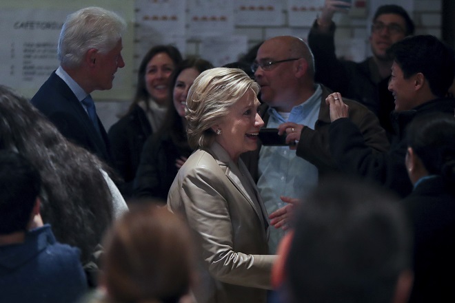 Семейство Клинтън гласува (снимки и видео)