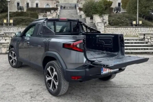 Румънски тунинг или как новата Dacia Duster се превърна в пикап