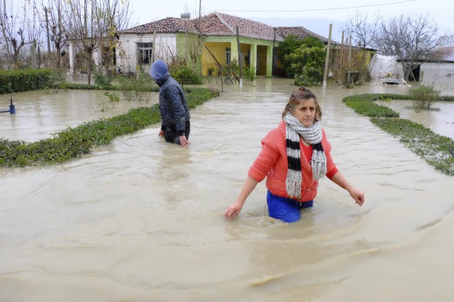 Бедствие! Полицаи и войници помагат в Албания