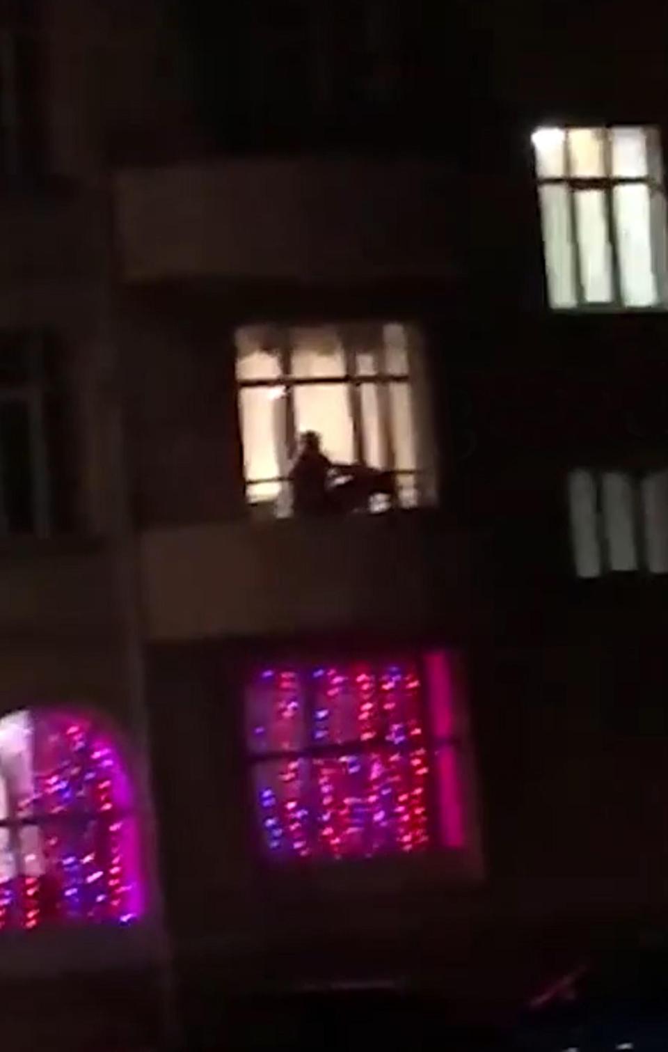 Безсрамна двойка прави секс на балкона в хотел на брега на Черно море (18+)