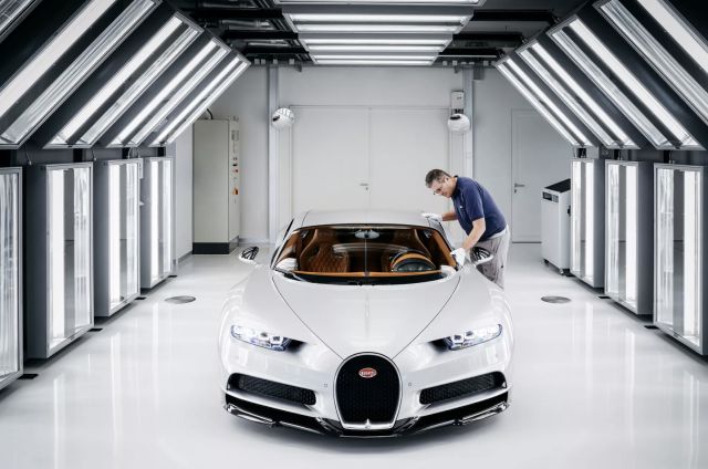Внимание към детайла: Боядисването на Bugatti отнема над 700 часа