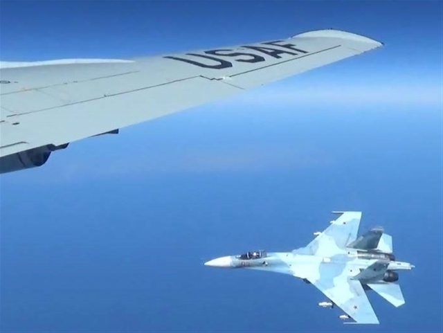 Пентагонът показа опасните маневри на руския Су-27 (СНИМКИ)