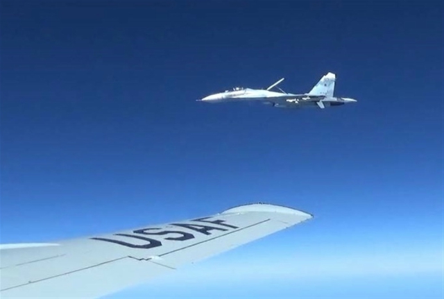 Пентагонът показа опасните маневри на руския Су-27 (СНИМКИ)
