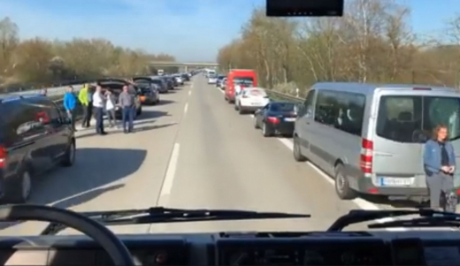 Какво правят шофьорите в Германия при ПТП на магистрала? Вижте сами!