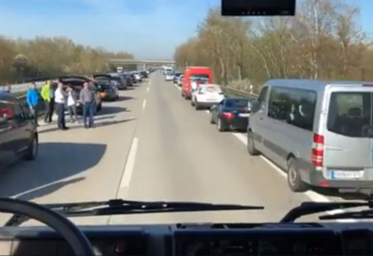 Какво правят шофьорите в Германия при ПТП на магистрала? Вижте сами!