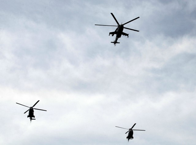 Самолети и хеликоптери кръжат над София (СНИМКИ)