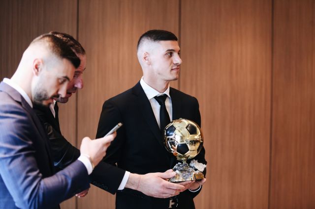  Кирил Десподов публично получи премията за Футболист №1 на България за 2021 година 