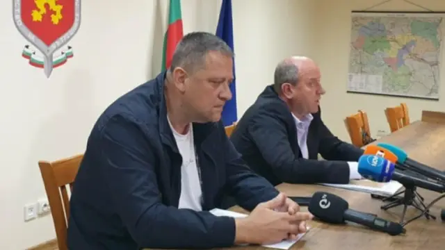  Гневни протестиращи желаят оставката на шефа на Министерство на вътрешните работи в Хасково за случая с убитото момиче СНИМКА 