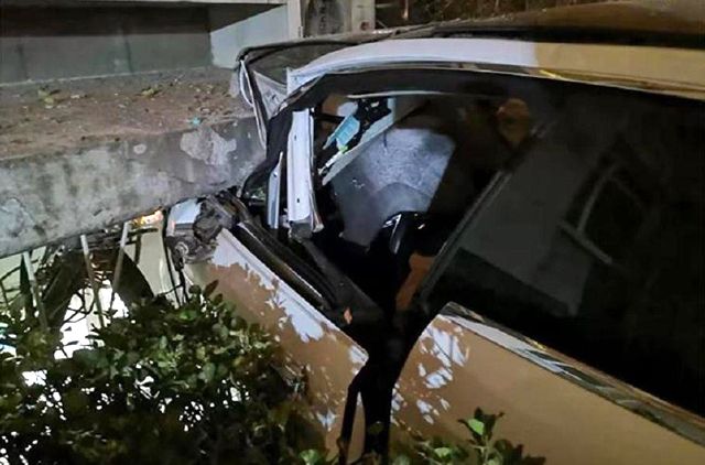  Шофьор скочи в придвижване от неуправляема Tesla 