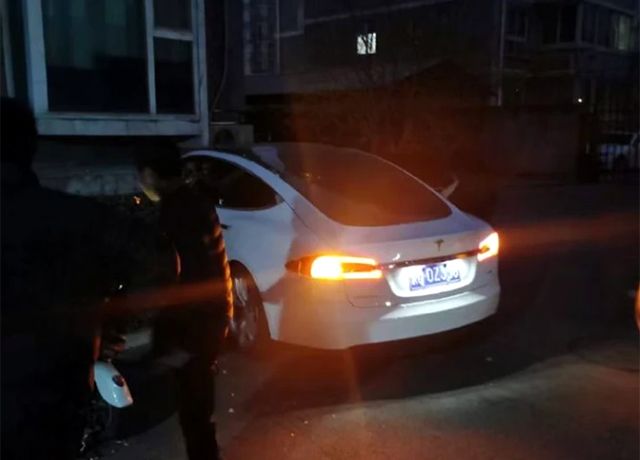  Шофьор скочи в придвижване от неуправляема Tesla 