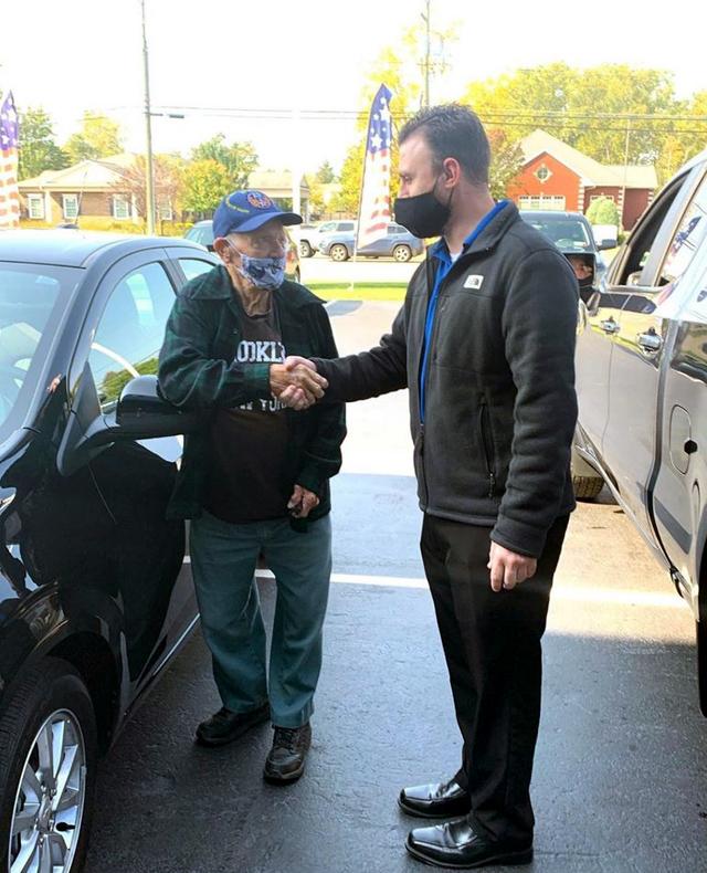  104-годишен отиде да си купи кола, подариха му я 