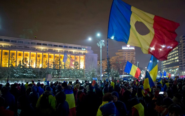 Хиляди румънци отново по улиците, искат оставка