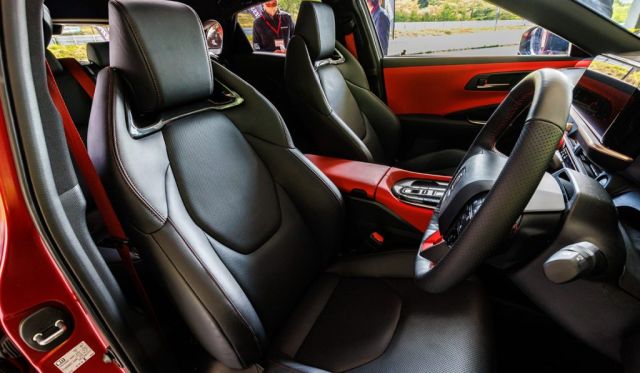 Новият премиум кросоувър Crown Sport заема нишата между Toyota и Lexus