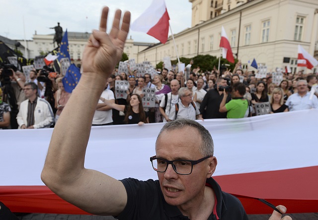 Президентът на Полша одобри спорен закон