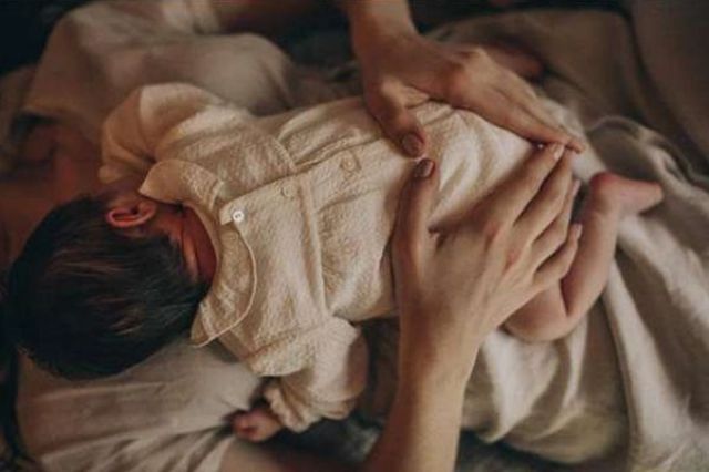 Лена Бориславова с първи снимки на бебето