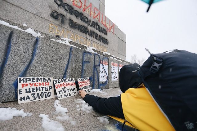 Граждани изрисуваха Монумента на окупационната червена армия в София (СНИМКИ)