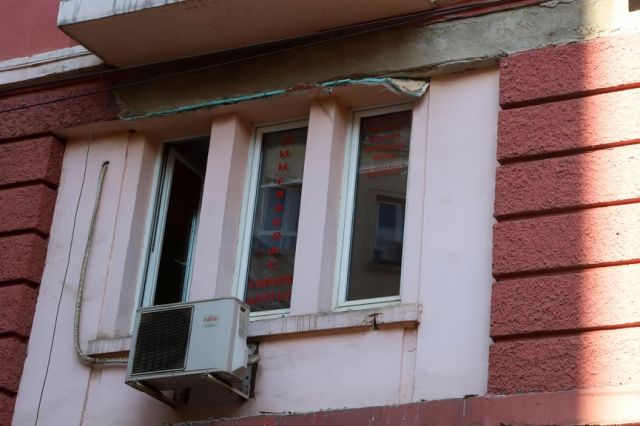Лошо реновирана сграда в центъра на София едва не уби хора (СНИМКИ)