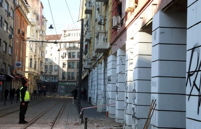 Лошо реновирана сграда в центъра на София едва не уби хора (СНИМКИ)