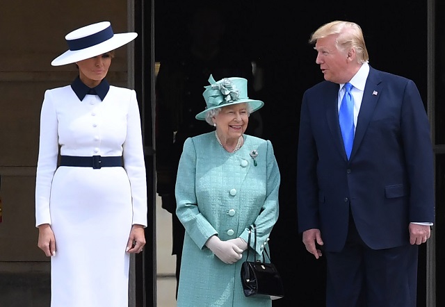 Семейство Тръмп на гости на кралицата (СНИМКИ)