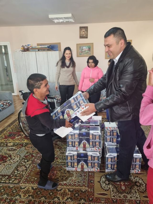 Николай Златарски и съпругата му Шери зарадваха с подаръци деца от Дупница