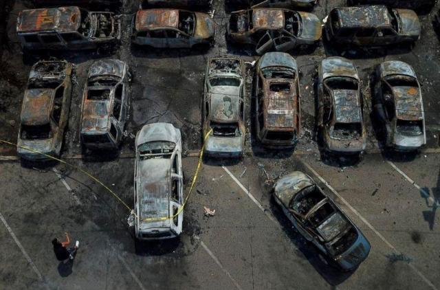 Протестиращи подпалиха 100 скъпи коли, измежду които доста BMW-та и S-класи (ВИДЕО) | ФАКТИ.БГ Протестиращи подпалиха 100 скъпи коли, измежду които доста BMW-та и S-класи (ВИДЕО)