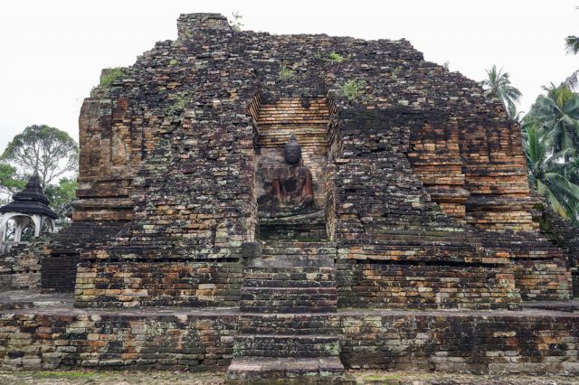  Изгубено богатство в мръсна река, цялостна с крокодили 