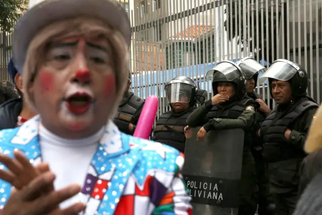 Клоуни излязоха на масов протест в Боливия (СНИМКИ)