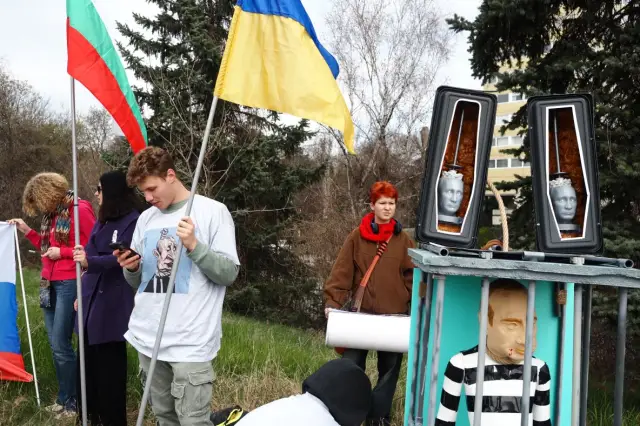 Протест пред руското посолство в София, но Митрофанова не спира да промотира символите на руската агресия