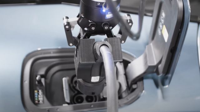 BMW iX се паркира, зарежда и измива без човешка намеса (ВИДЕО) | ФАКТИ.БГ BMW iX се паркира, зарежда и измива без човешка намеса (ВИДЕО)